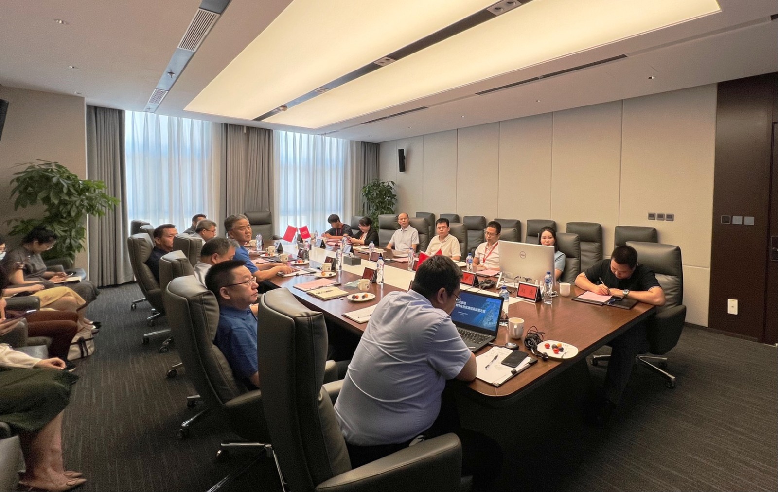 【官微配图，国旗已修】手机拍摄原图01 - DIY自动校正.jpg